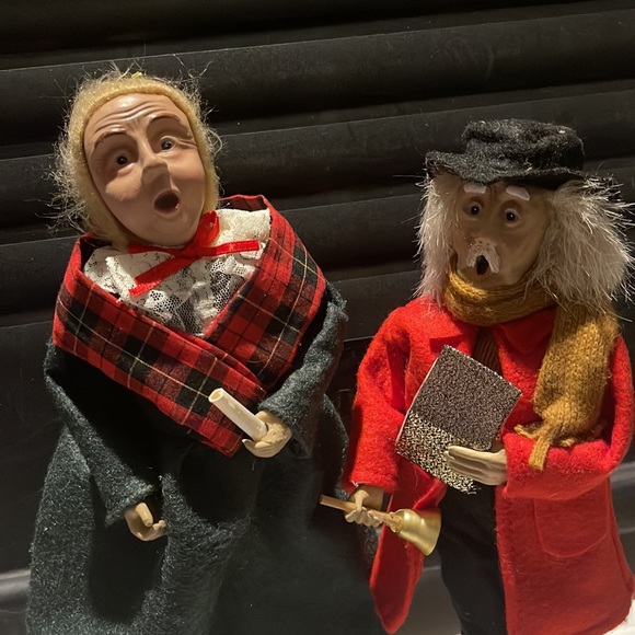 Vintage Byers Choice Christmas Carolers Couple Seniors Singer Figurines - Picture 3 of 16